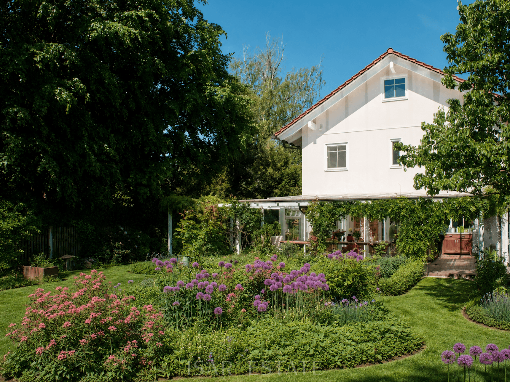 Vista de la casa con jardín 